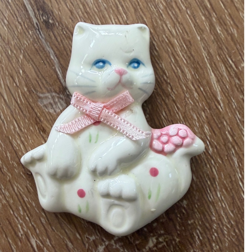 Vintage Russ Berrie White Cat Ceramic Magnet Pink Bow Blue Eyes Item 9794 Taiwan